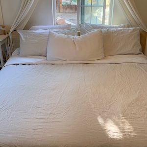 King size Nestwell duvet and two king size shams.